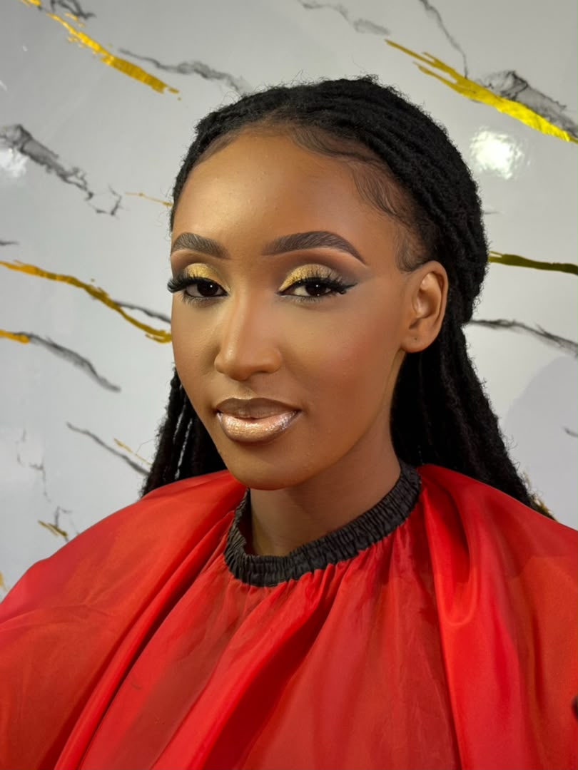 Maquillage doré avec eye-liner graphique, réalisé en salon